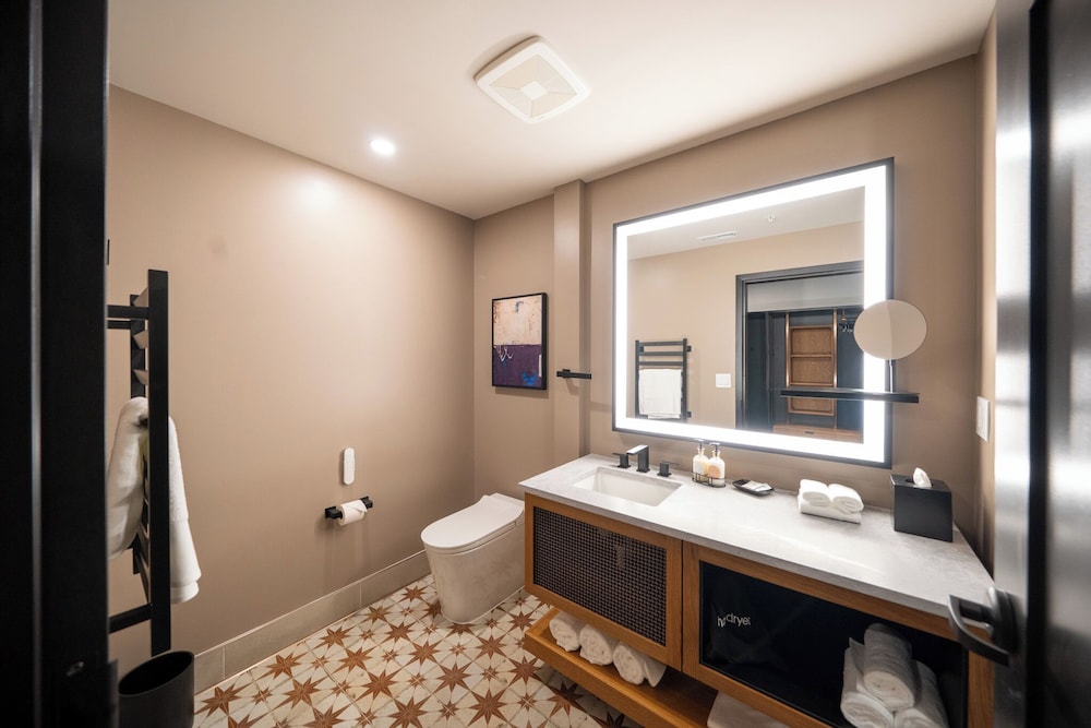 Superior Room, 1 King Bed photo 2