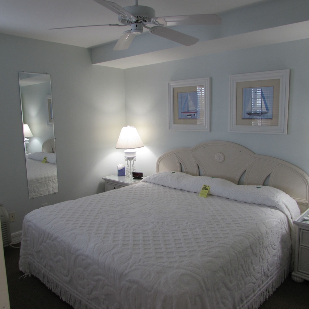 Apartment, 1 king bed, Partial ocean view