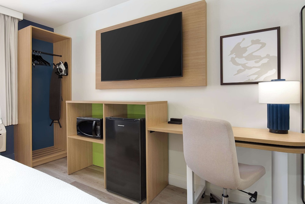 Room, 1 Queen Bed, Accessible, Bathtub (Mobility) - Photo 1