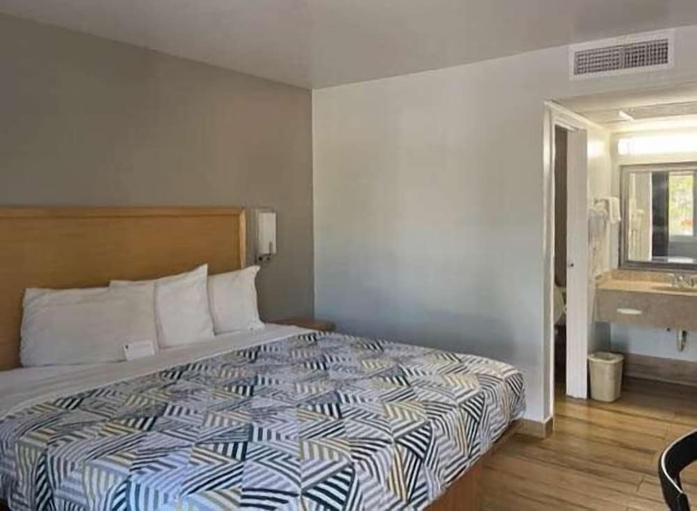 Deluxe Room, 1 King Bed, Accessible, Smoking - Photo 2