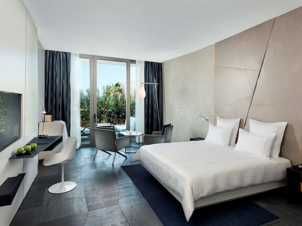 Family Suite, 1 King Bed, Garden View photo 1