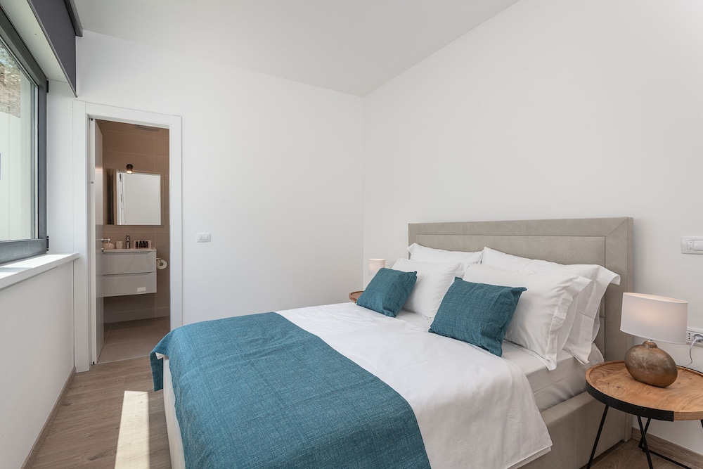 Deluxe Apartment, 3 Bedrooms, Beach View, Beachfront (Lovor 2)