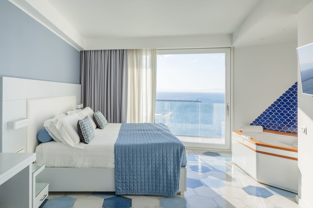 Junior Suite, 1 Double Bed, Partial Sea View - Photo 2