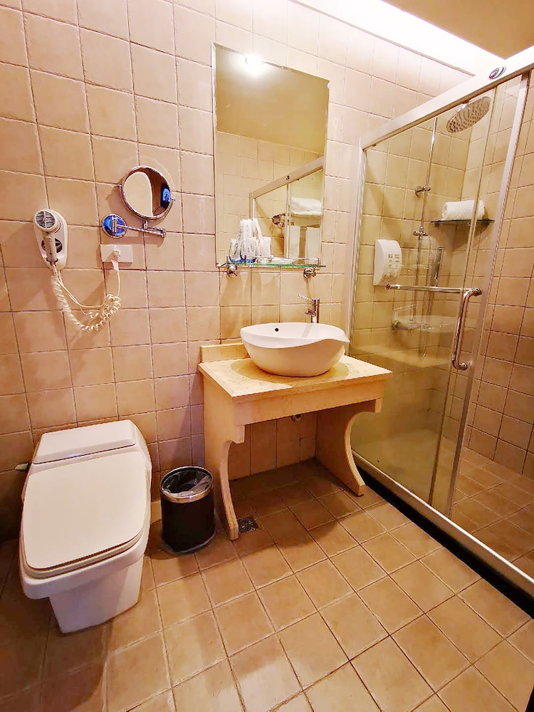 Economy Suite, 1 Queen Bed, Non Smoking photo 3