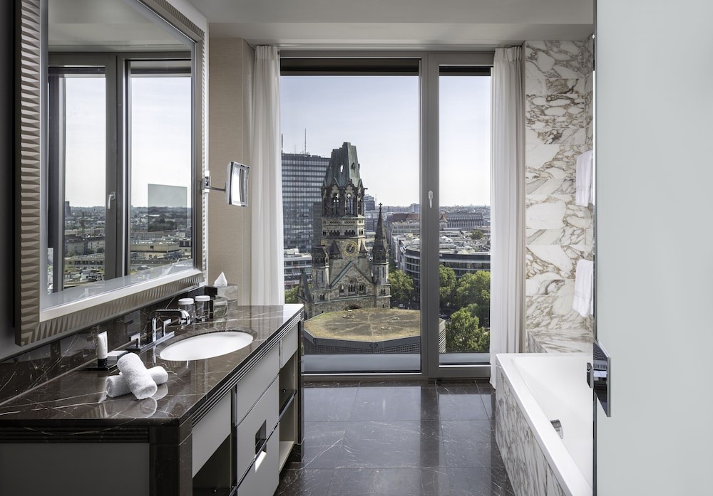 Junior Suite, 1 King Bed, City View