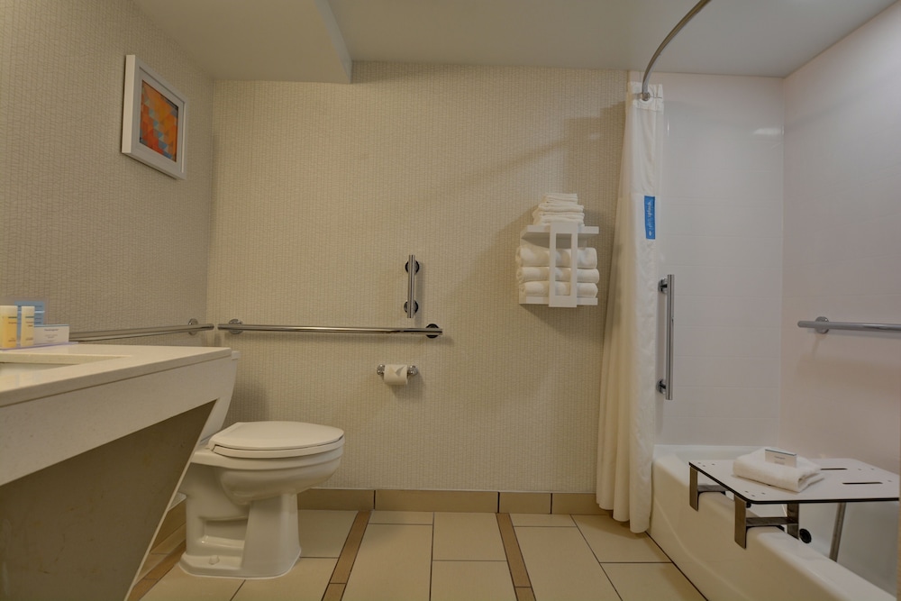 Suite, 1 King Bed, Accessible, Non Smoking photo 3