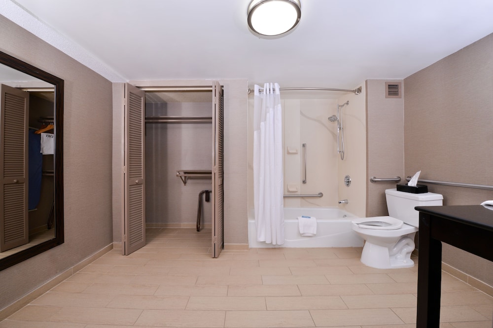 Room, 1 Queen Bed, Accessible, Non Smoking (Mobility) - Photo 4