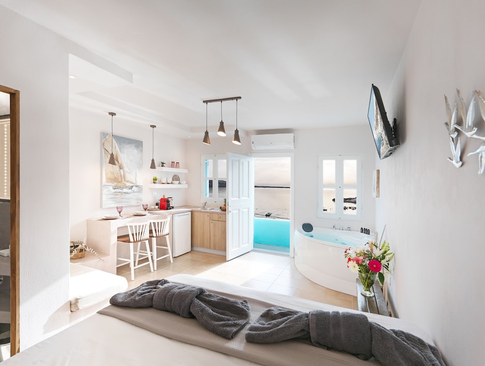 Comfort Studio Suite, 1 Queen Bed, Hot Tub, Sea View