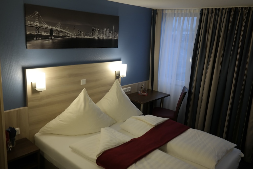 Business Double Room, 1 King Bed, Non Smoking photo 3
