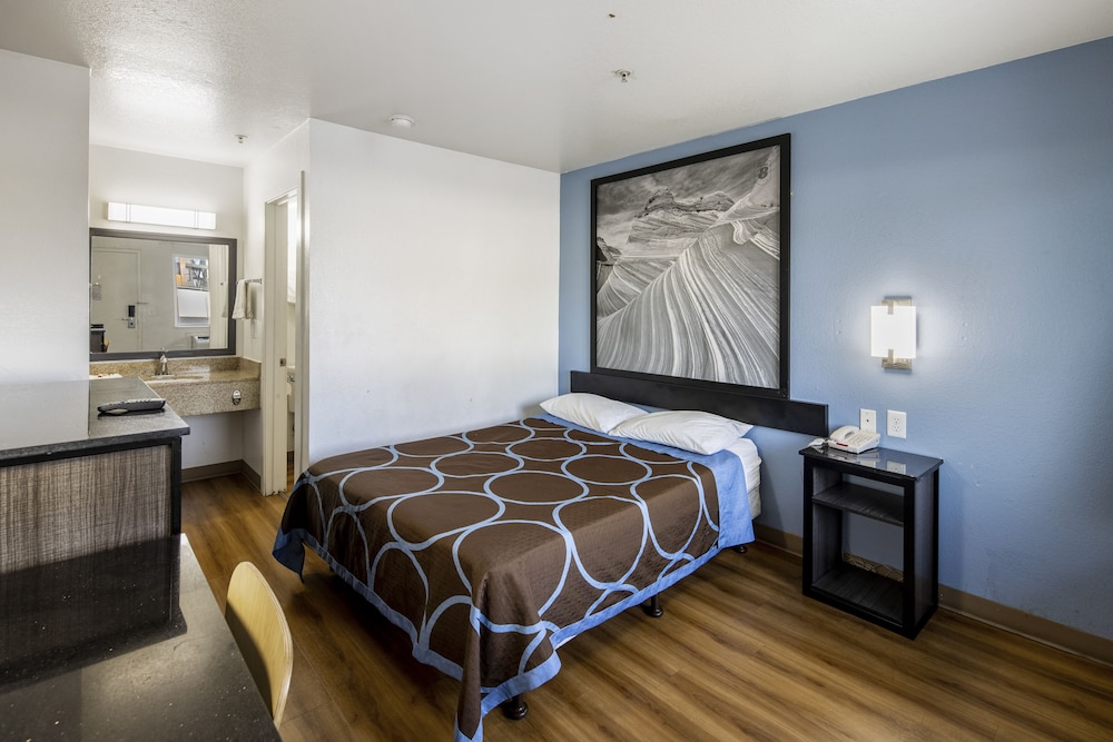 Basic Room, 1 Queen Bed, Non Smoking - Photo 4