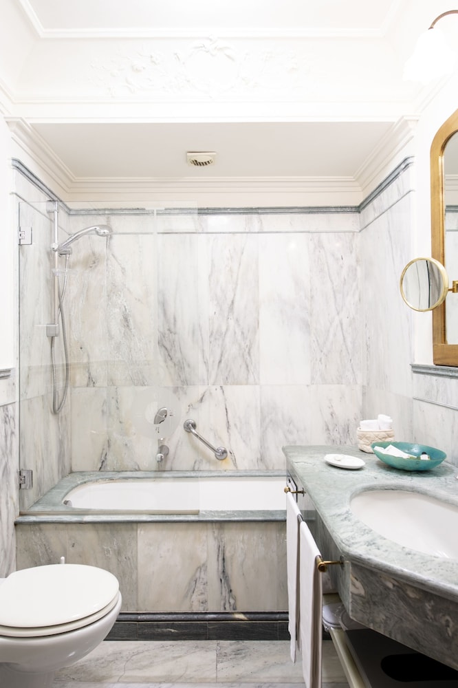 Classic Double or Twin Room - Photo 13