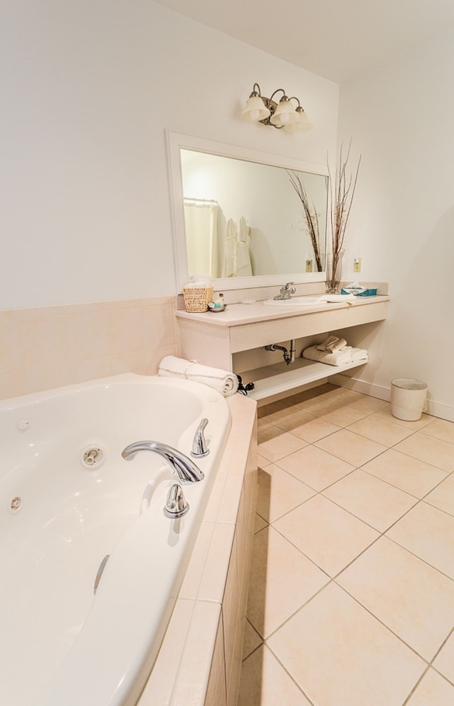 Jetted Tub Room King Bed with Queen Sleep Sofa