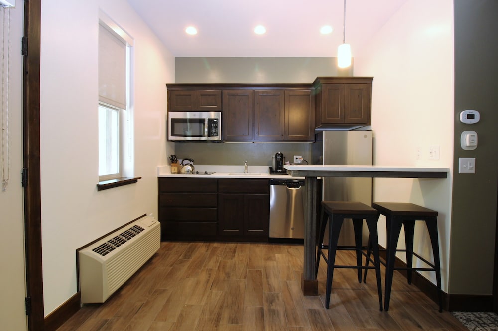 Room, 1 King Bed (Creekside)