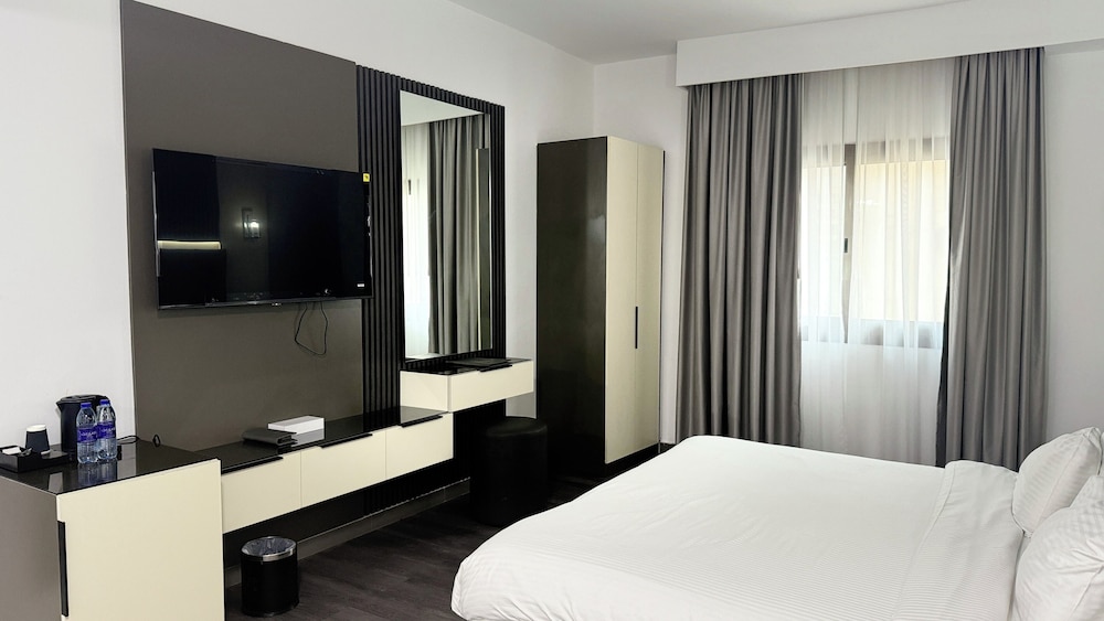 Standard Room, 1 King Bed, Jetted Tub photo 3
