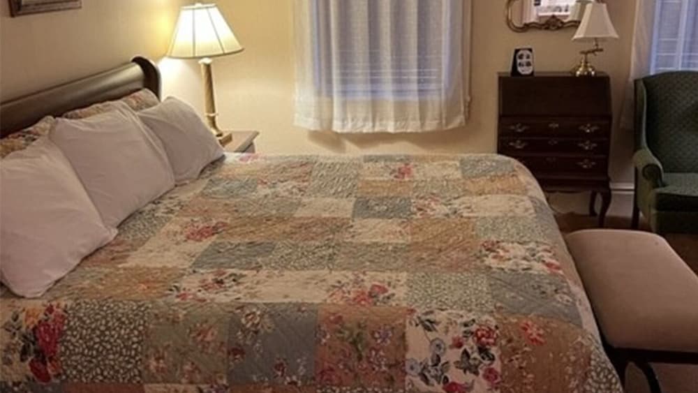 Junior Room, 1 King Bed, Non Smoking, Private Bathroom