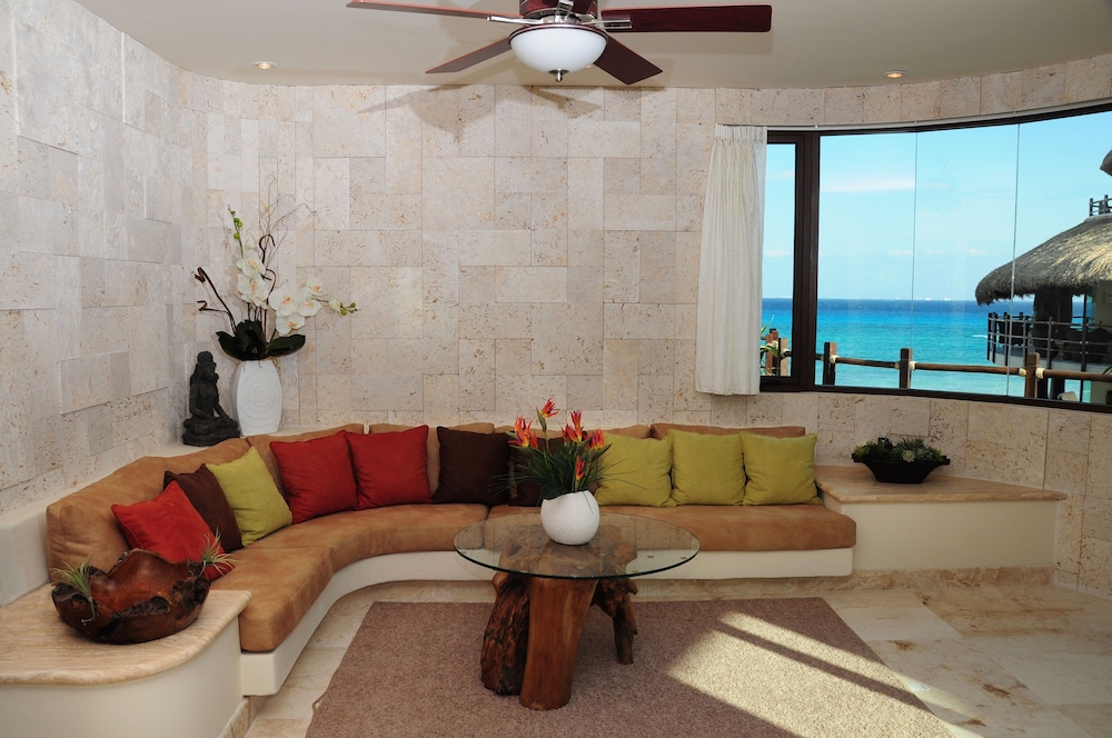 Deluxe Penthouse, 3 Bedrooms, Partial Ocean View - Photo 2