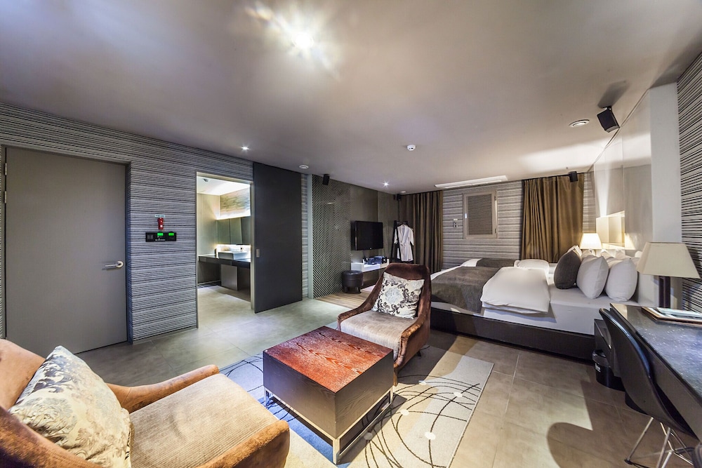 Suite Twin (Extra fee applies for 2+ consecutive nights stay) photo 3
