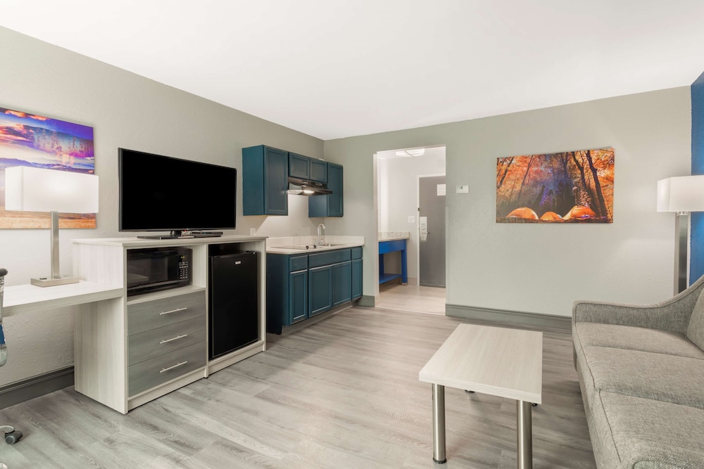Suite, 1 King Bed, Non Smoking, Kitchenette (with Sofabed) - Photo 1