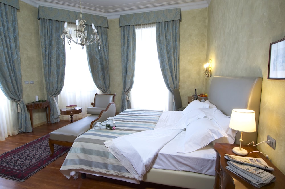 Suite - Photo 1