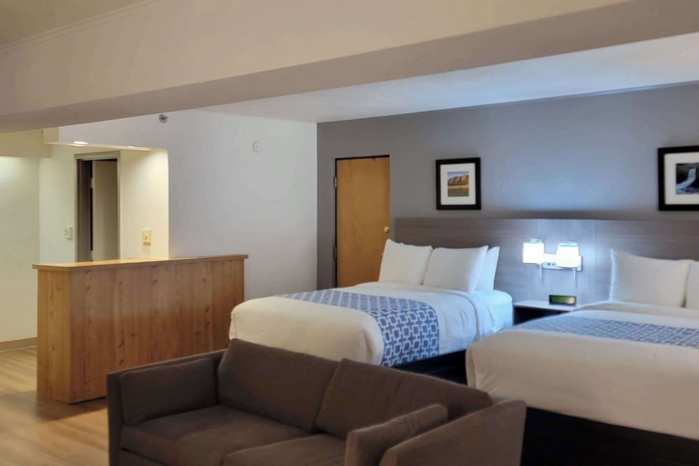 Suite, 2 Double Beds, Non Smoking (Upgrade) - Photo 2