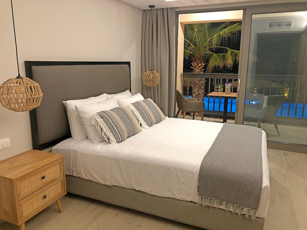 Deluxe Studio, 1 Queen Bed, Pool View photo 3