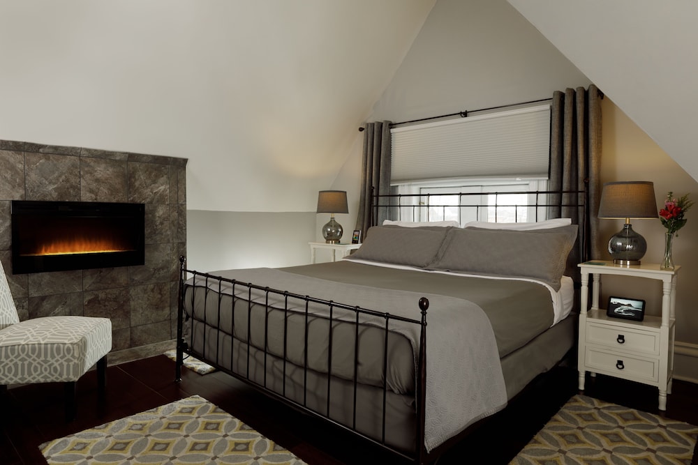 Signature Room, 1 King Bed, Fireplace (8) photo 1