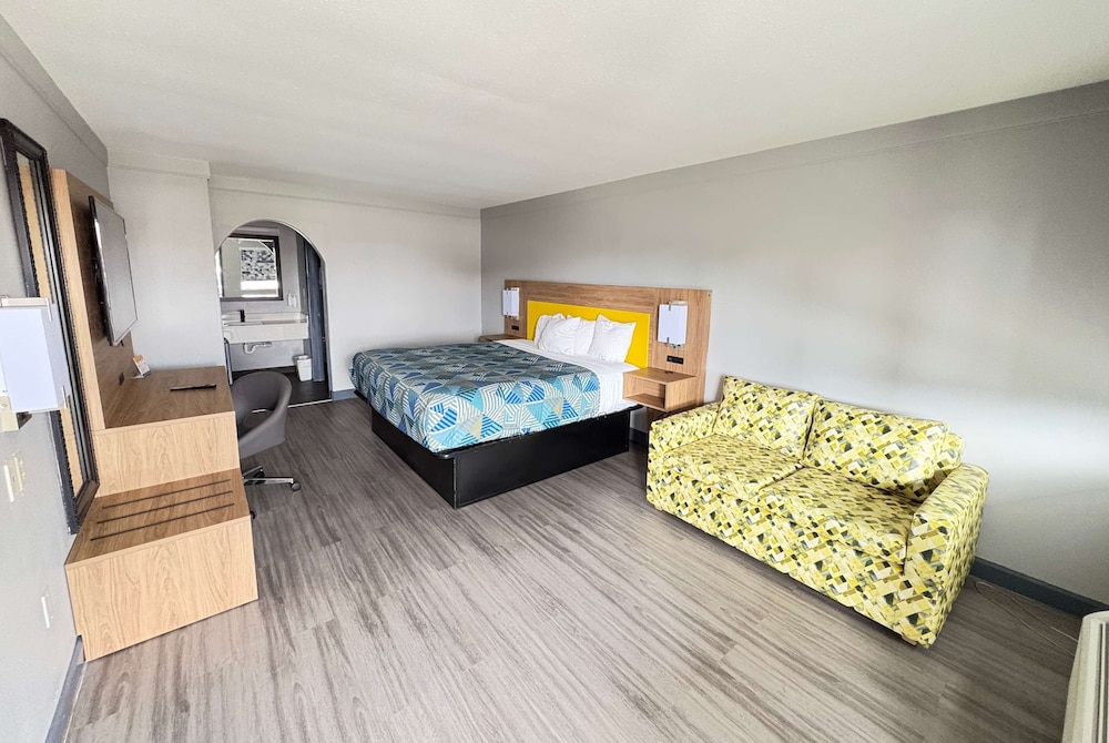 Room, 1 King Bed, Accessible, Non Smoking (Mobility, Roll-in Shower) photo 1