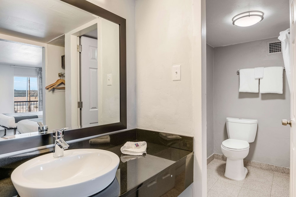 Standard Room, 2 Queen Beds, Non Smoking, Refrigerator - Photo 4