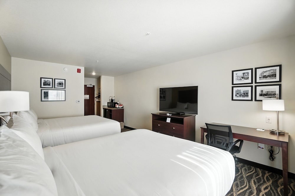 Room, 2 Queen Beds, Non Smoking (Guestroom) - Photo 5