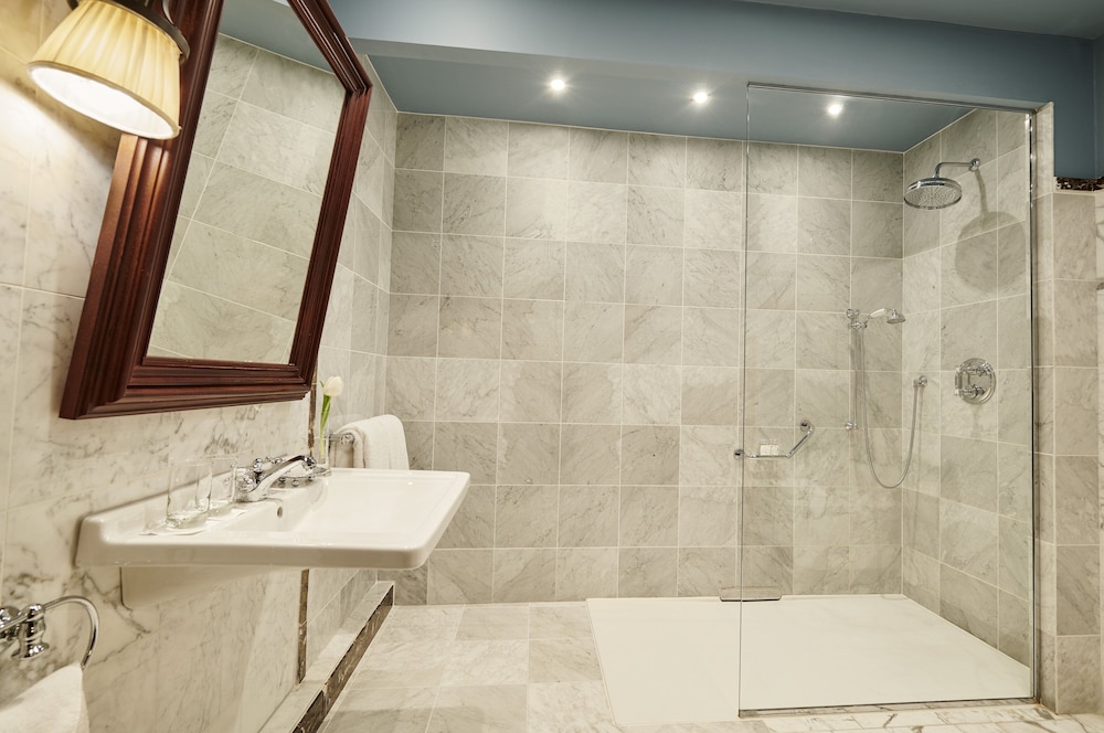 Junior Suite, 1 King Bed, Accessible (Opera View) - Photo 4