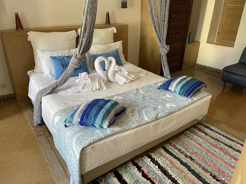 Deluxe Suite (Blue)