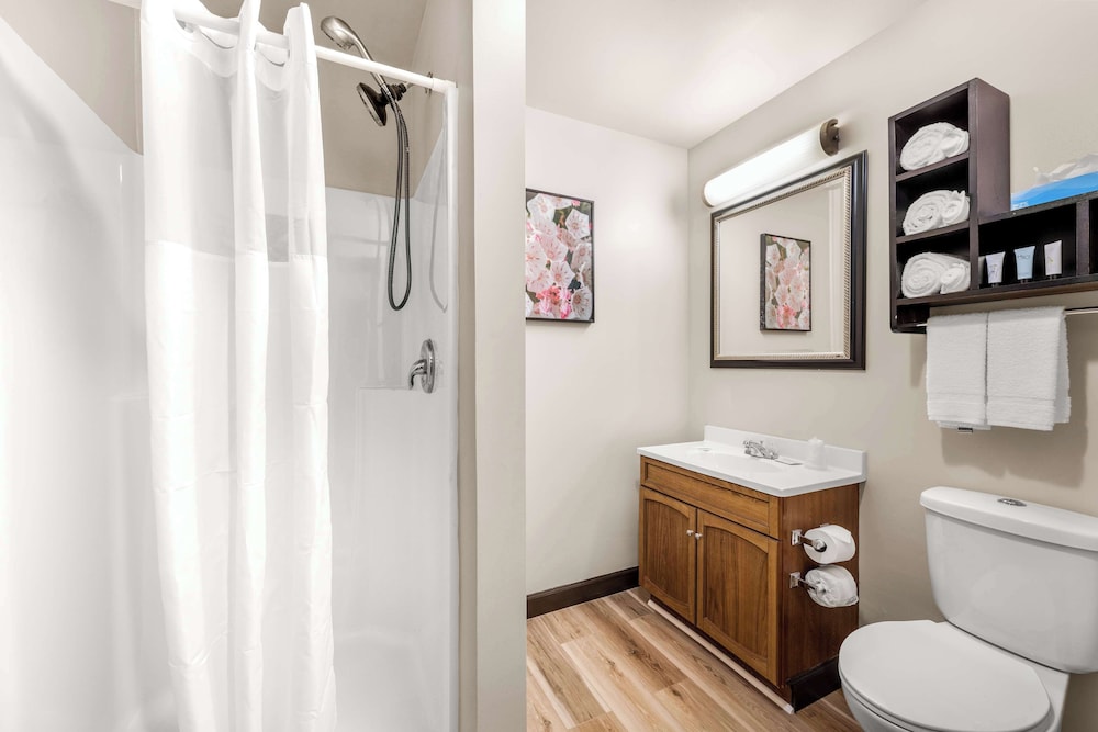 Deluxe Room, 1 King Bed, Non Smoking (1st Floor) - Photo 4