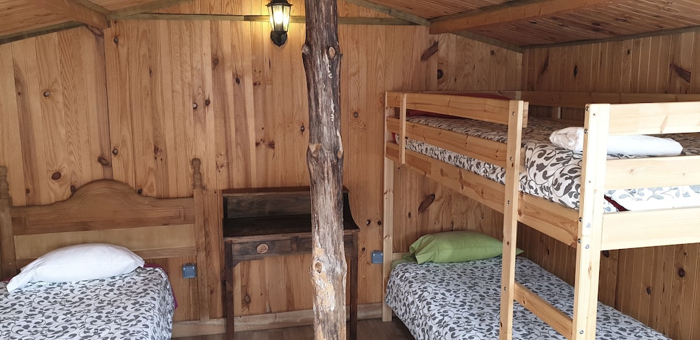 Basic Cabin, Multiple Beds (7 Picos)