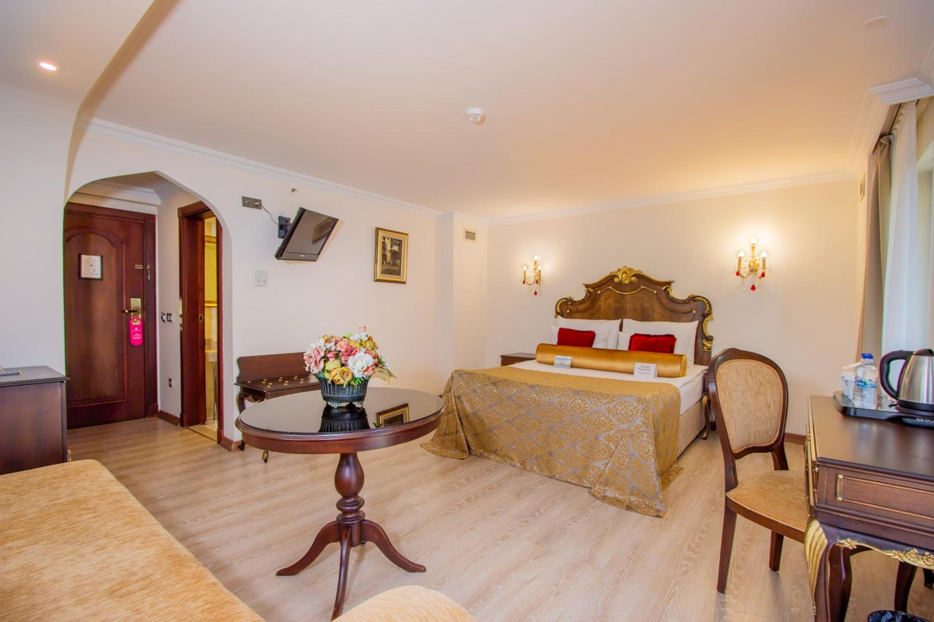 Queen Room with Balcony photo 1