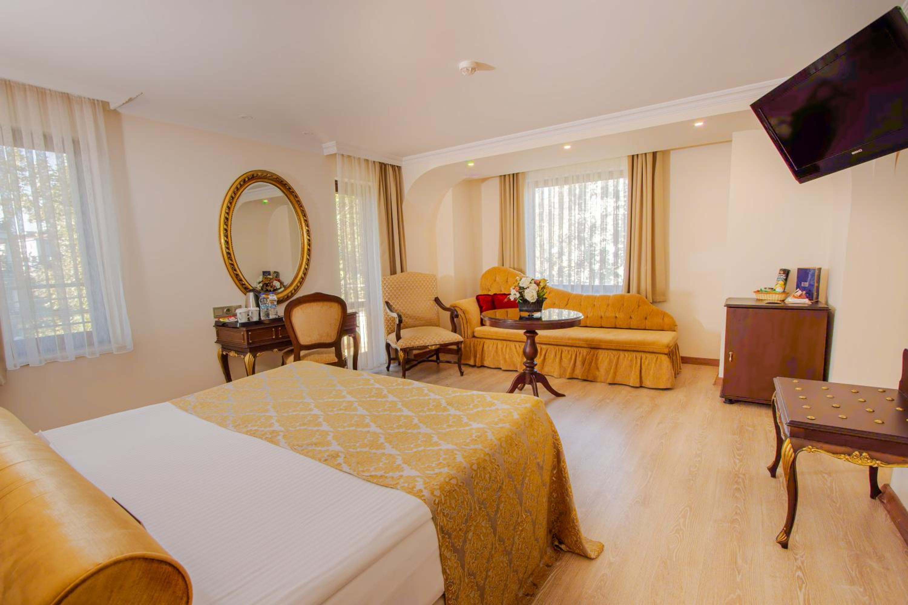Queen Room with Balcony photo 2