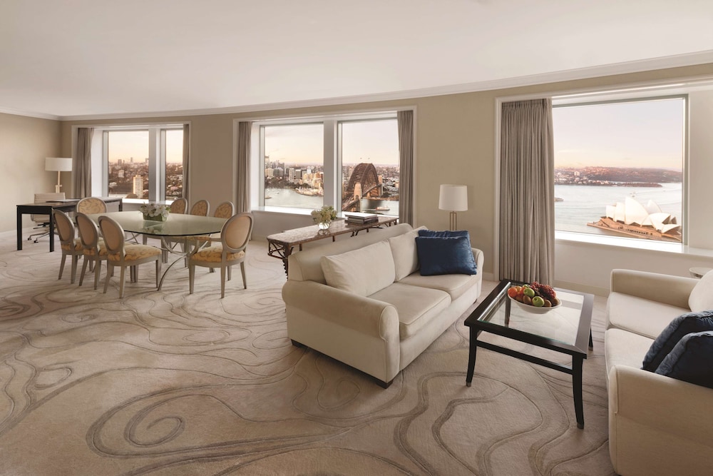 Presidential Suite, Club Lounge Access, Harbor View (High Floor)