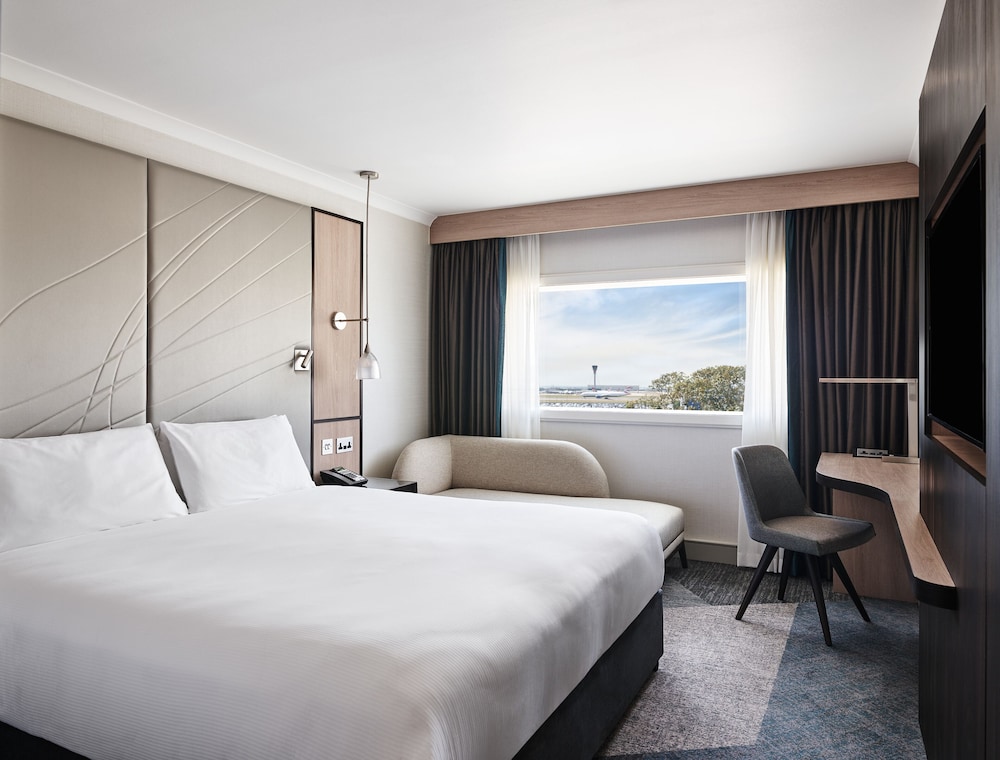 Room, 1 King Bed (Airport View) photo 3