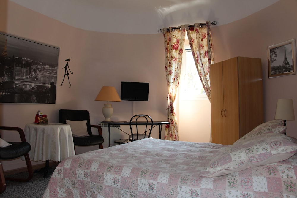 Standard Room, 1 Queen Bed, City View