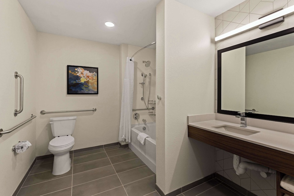 Suite, 1 King Bed, Roll-in Shower, Non Smoking photo 2