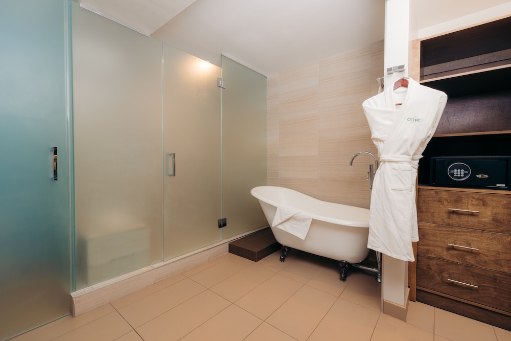 King Bed Suite - Photo 6