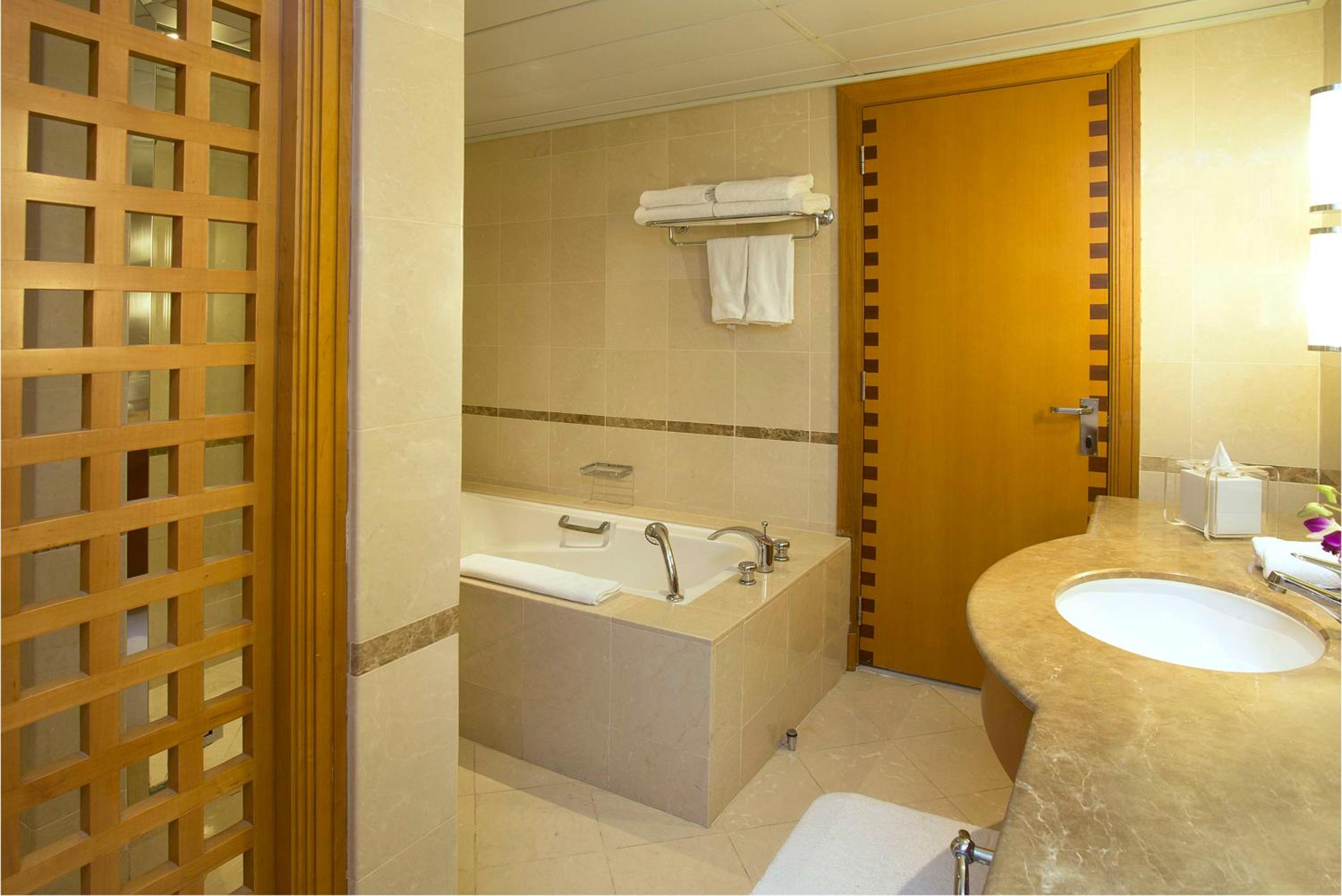 Corner King Suite with Sea View and Balcony