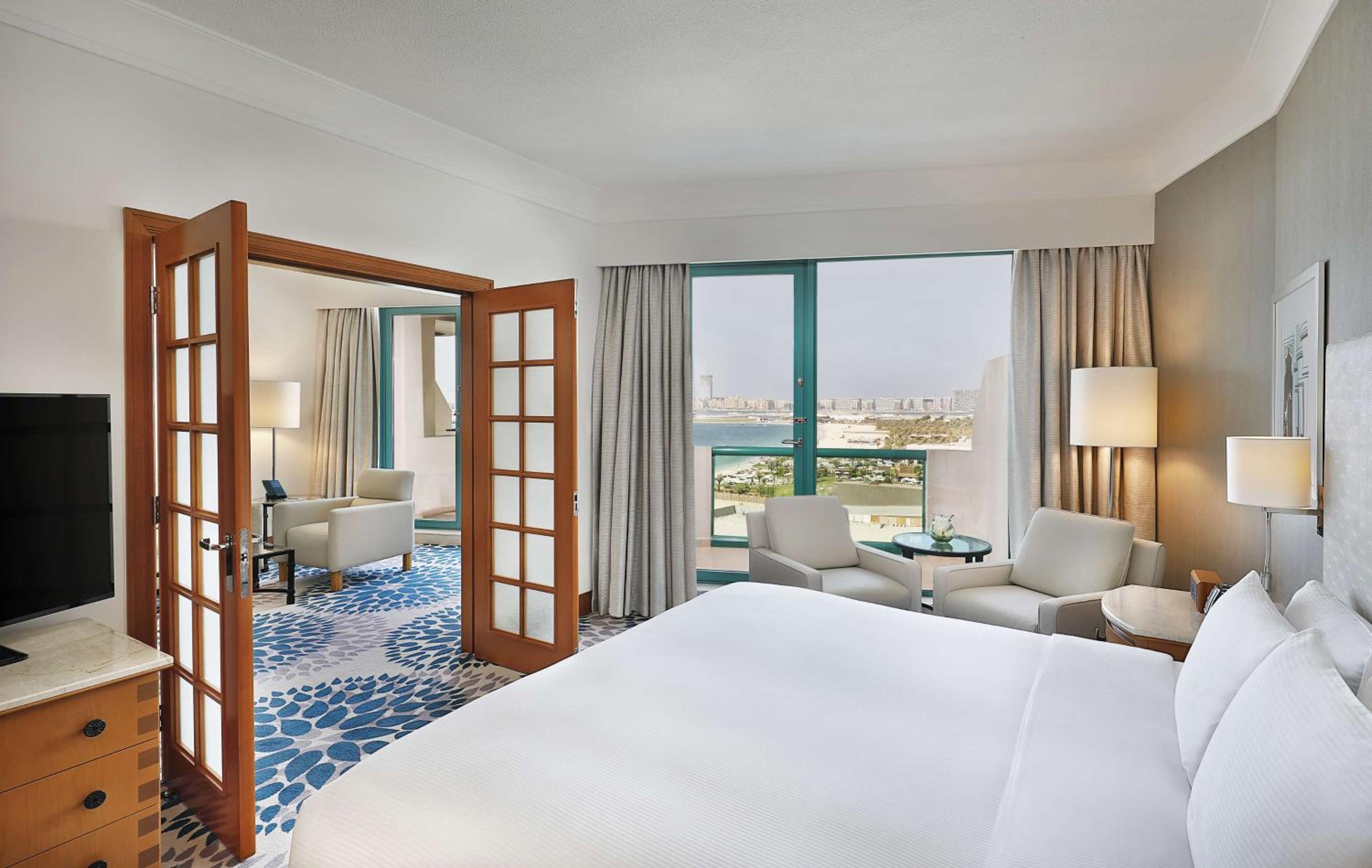 One-Bedroom King Suite with Sea View and Balcony