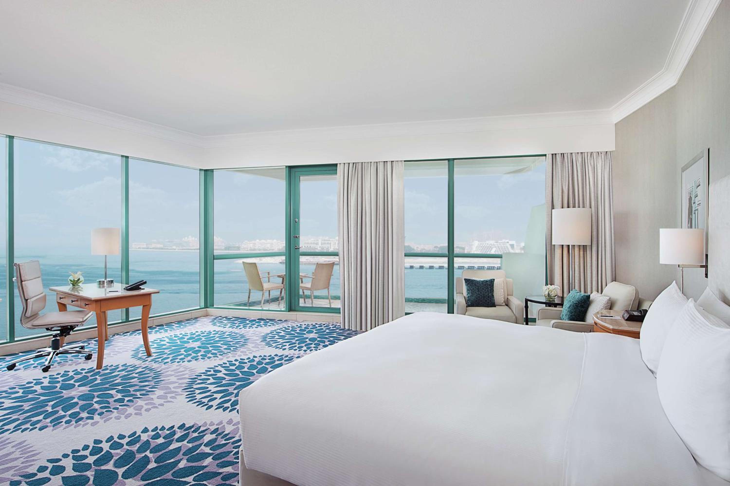 Corner King Suite with Sea View and Balcony thumbnail 6