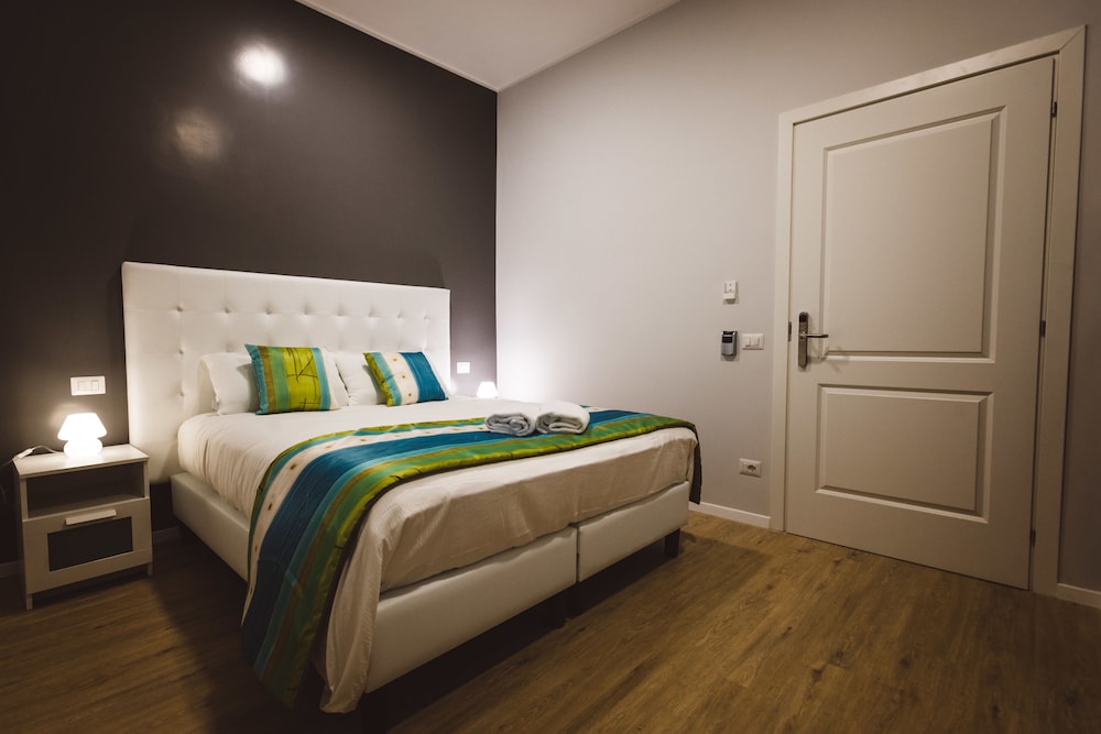 Standard Double Room, Ensuite, Garden View (Gray Room)