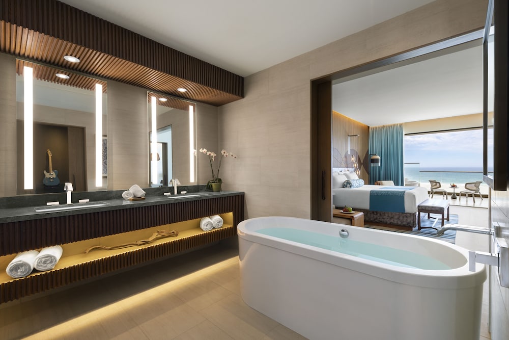 Suite, 1 Bedroom, Oceanfront (rock, Personal Assistant)