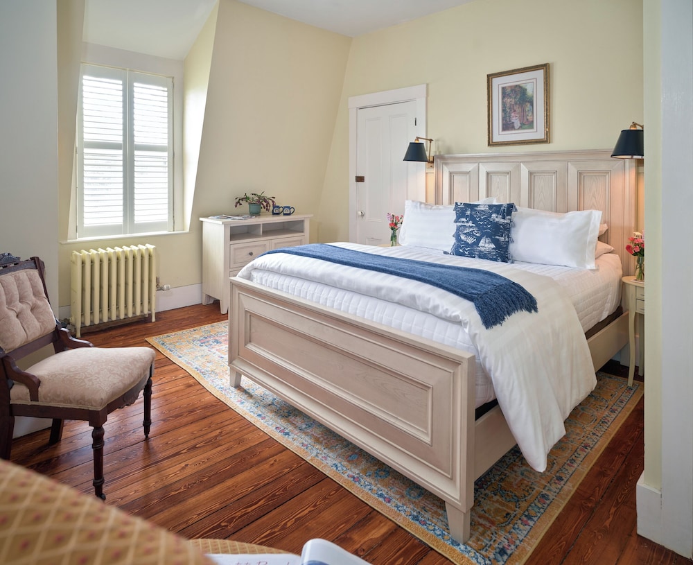 Three Sisters Light Room