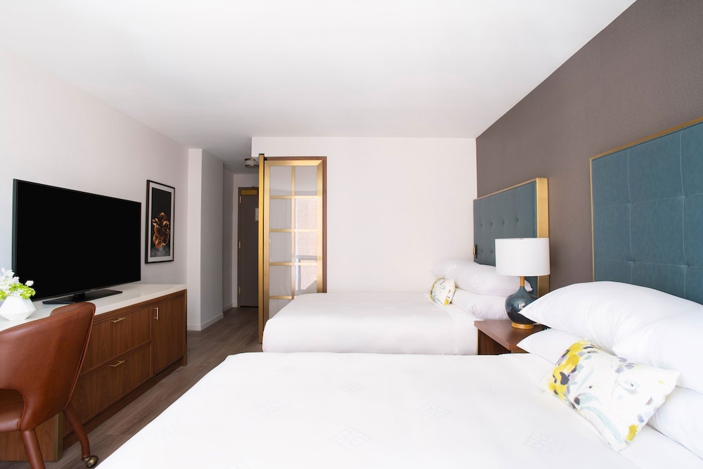 Classic Room, 2 Double Beds thumbnail 5