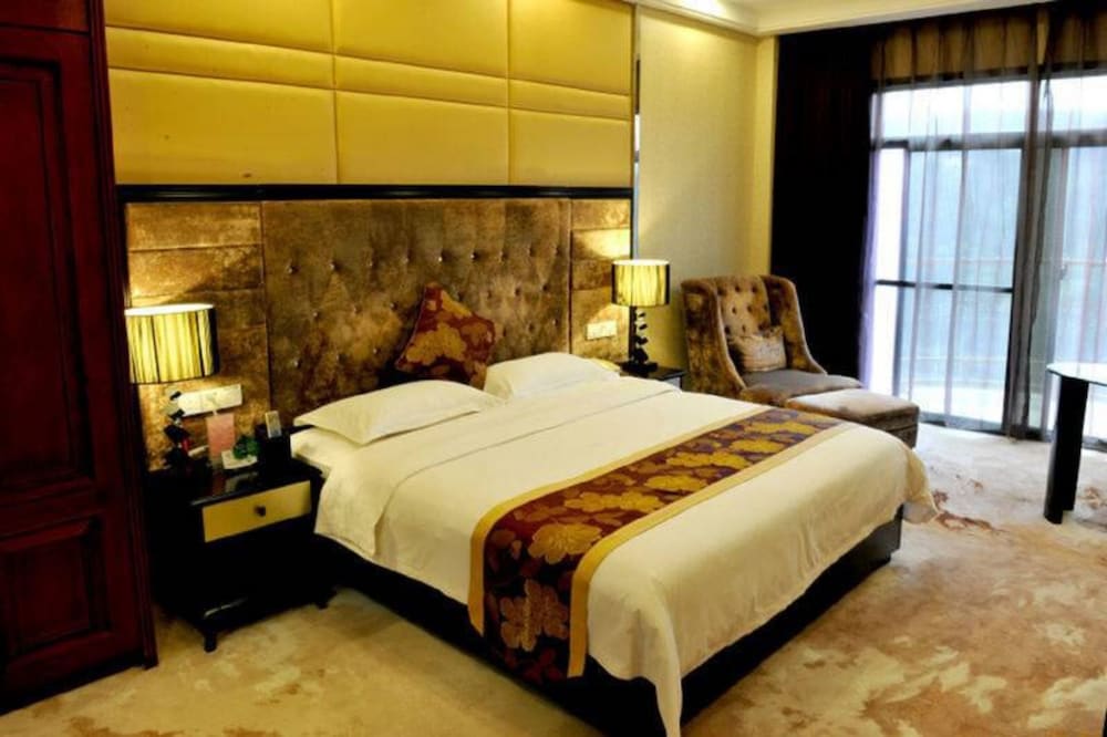 Deluxe Suite With Queen Bed photo 2