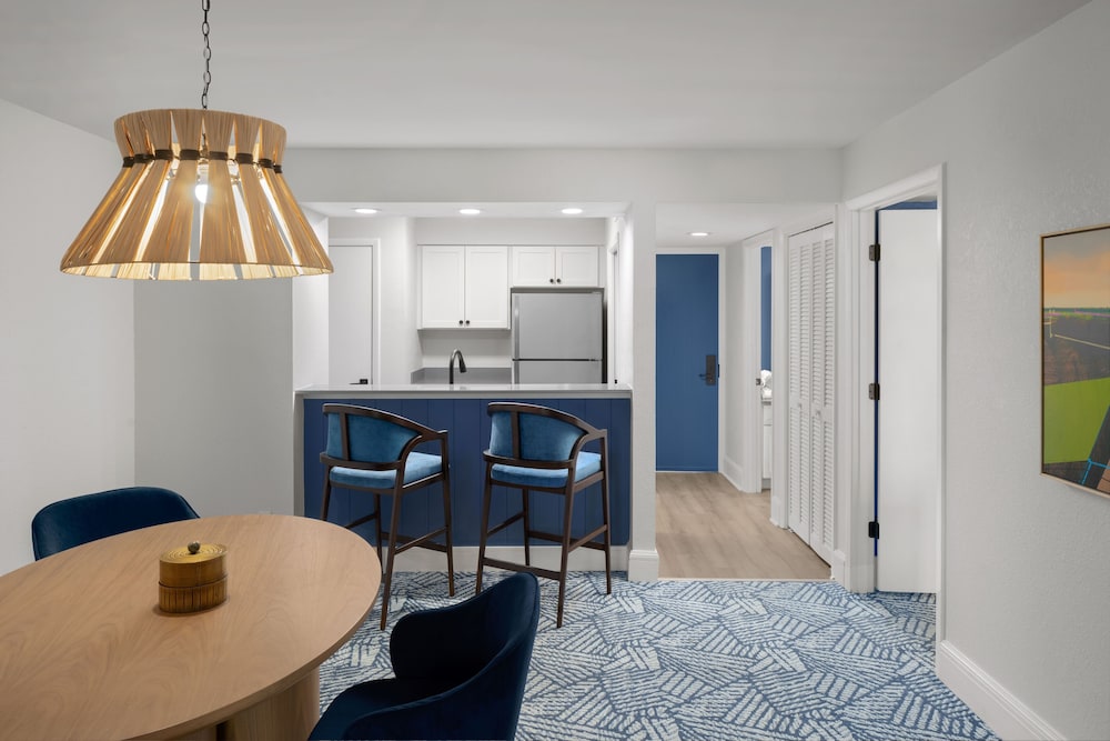 Suite, 2 Bedrooms (1 Queen & 2 Single Beds) - Photo 8