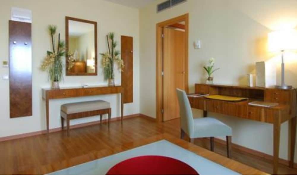 Quadruple Room (3 Adults and 1 Child) - Photo 3